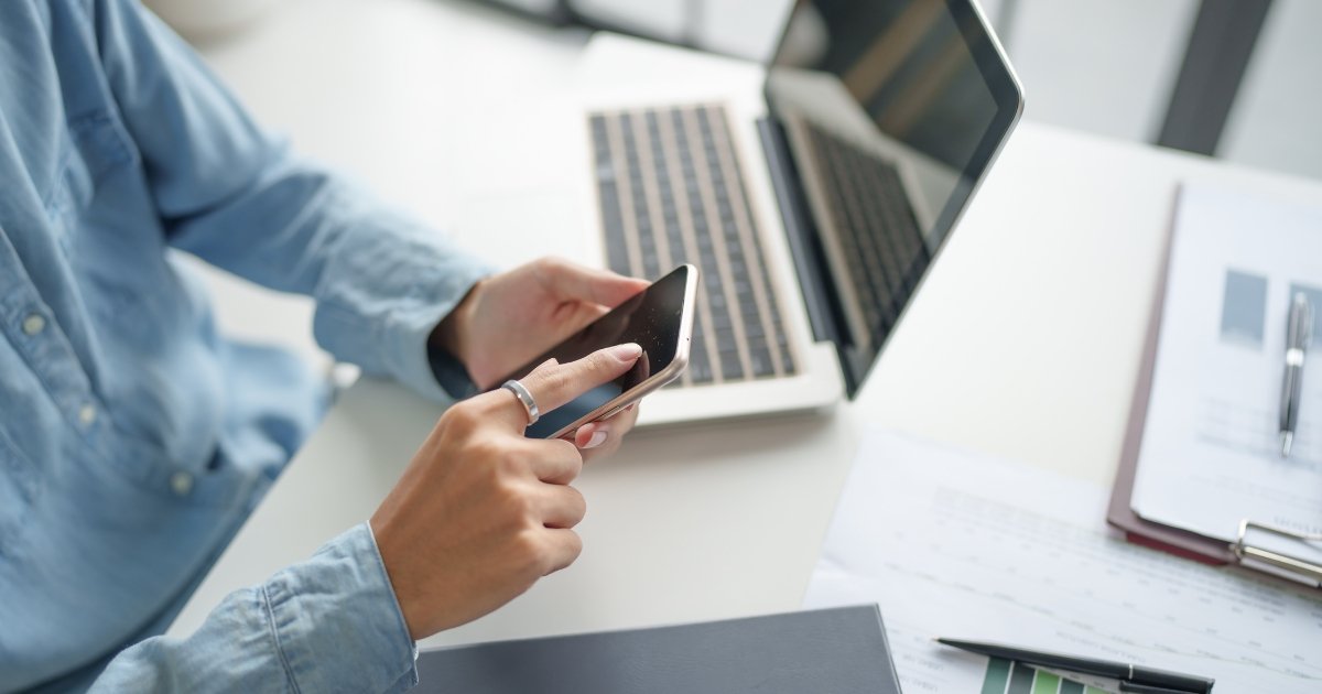 : mobile app vs website which is better comparison illustration